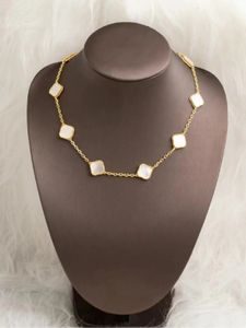 Ny designer guld pläterad för kvinnor 4/fyra bladklöver högkvalitativa klassiska tio blommaklass Onyx Shell Pearl Party Wedding Present