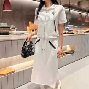 Two Piece Dress Designer Märke KK24SS Spring/Summer New Hooded Short Sleeved Top Coat med Half Kjol Set Classic Triangle Decoration 09ZN