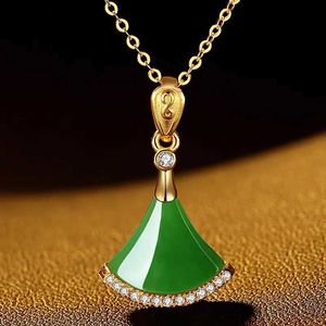 Hänge halsband Pure Gold New Gold Green Jade Marrow Small Kirt Pendant For Womens Internet Celebrity Fashion Fan Halsband Pendant Jewelryc24326