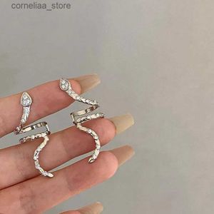 Polsino dell'orecchio Polsino dell'orecchio Moda Forma di serpente Zircone Morsetto per orecchio per le donne Orecchini a clip di cristallo Earcuff senza piercing Punk Personalità Regalo Gioielli Y240326