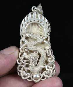 Sculptures 6 cm alter chinesischer Miao-Silber-Feng-Shui-Drachen-Spielperlen-Glücks-Amulett-Anhänger