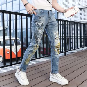 Trendiga och fashionabla smala fit jeans för mäns 2023 Spring New Korean tryckt avslappnade långa byxor