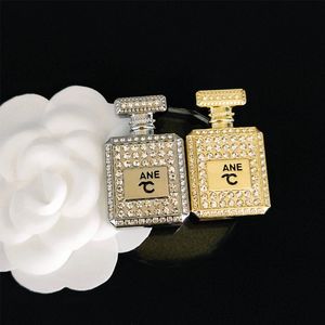 Sevimli rhinestone parfüm şişesi broş ile damga mektubu broş elbise yaka pimi gümüş altın