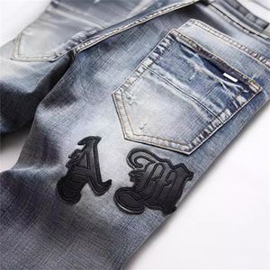 Herrenjeans, klassische Kreuzhose, Vintage-Blau, High-Street-Punk-Loch, schlanke, elastische Jeans mit kleinem Bein, gebrochene Bettlerhose, Buchstaben-Patch