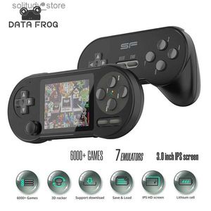 Portabla spel Players Data Frog SF2000 Handheld Game Console med inbyggda 6000 spel som stöder AV Output 3-tums i Screen Classic Retro Game Player Q240326