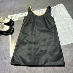 Grundläggande casual klänningar designer Spring Nytt vattentätt tyg Spliced ​​Leather Edge Womens Black Casual Sling Dress F0Q8