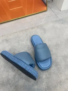 Tasarımcı Sandalet Kadın Çiftler Havuz Yastık Terlikleri Kadın Deri Slaytlar Ünlü Platform Sandal Yaz Düz Ayakkabıları Moda Plaj İzleme Kutu 0320