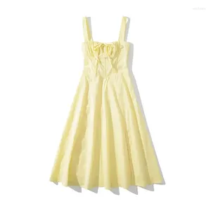 Casual Dresses Yenkye 2024 Women French Style Yellow Sling Dress Sexig ärmlös Cross Nacing Up Back Slit Hem Elegant Ladies