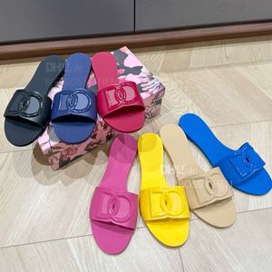 En kaliteli logo kauçuk terlik sandaletler düz slaytlar renkli düz plaj ayakkabıları tatil ayakkabıları lüks tasarımcı slaytlar kadınlar için gül kırmızı sarı yeşil