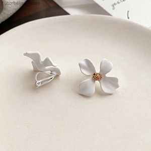 Ear Cuff Ear Cuff New yellow white green spray painted flower clip earrings womens metal floral jewelry unperforated earrings Y240326