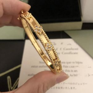 Märke armband designer fro kvinnor klöver bangle armband för kvinnor 18k guld pläterad full kristall fyra blad perlee söt klöver blomma manschett valentin fest gåva