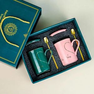 Tassen, individuelle Luxusverpackung, Hochzeitsgeschenkbox, Keramikbecherdeckel und Edelstahllöffel