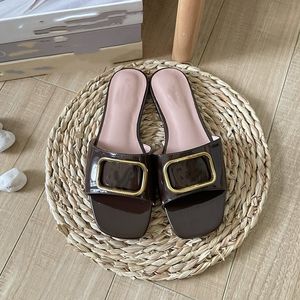 Sapatos de grife sapatos femininos sandálias estilo couro lacado verão chinelos casuais e confortáveis chinelos versáteis chinelos de salto médio de fundo plano