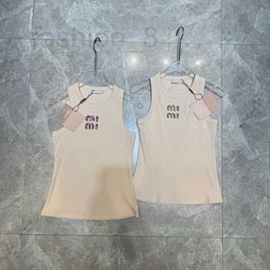 Regatas femininas camis designer cobrindo peito carta artesanal frisado sem mangas regata com alças penduradas para mulheres no verão 2024 versátil ajuste fino