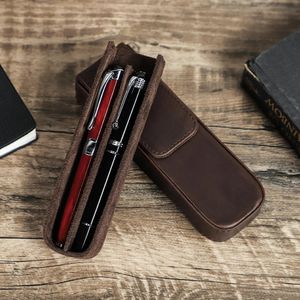 Kontakter Family Leather 2 Slots Pen Case Magnetic Buckle With Lovningsbart Tray Holder Pencil Box Office School Pouch 240311