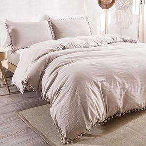 Um conjunto simples de cama nórdica com tampas de borla, folhas de alta qualidade, edredom grande, cama king size