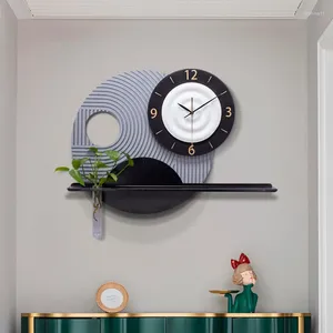 壁の時計ホームデコレーションクリエイティブ樹脂時計リビングルーム3次元のレリーフラウンドと花瓶