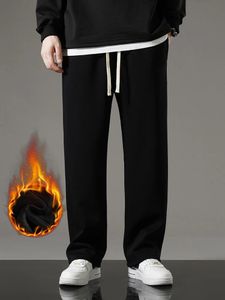 Vintermän Sweatpants Fleece Liner Sportkläder Tjock Varm raka rakspår Pants Male Thermal Velvet Trousers 240321