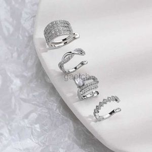Hoop Huggie 1 bit Zircon Korean Wave Multi-Layer Geometric Earring Sleeve Clip som är lämpligt för kvinnor att bära utan perforerade smycken 24326