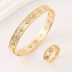 Venda quente novos designs de pulseira de ouro trevo 18k conjunto de anel da sorte à prova d'água sem manchas para a moda