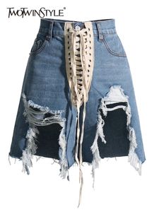 Twotwinstyle Patchwork Ribbons Denim Shorts for Women High midja Hålig ut casual streetwear korta byxor kvinnliga mode 240311