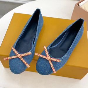 Ny ankomstkvinnor designer balettlägenheter banor varm försäljning högkvalitativ äkta läder med denim söt bow-knot dekor platt med yttre promenad platta skor