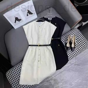 Grundläggande avslappnade klänningar Designer Brand Spring/Summer New CE Sparched Chest Pin Single Breasted Midjebälte Slimming Elegant Style Rund Neck Dress AEX0