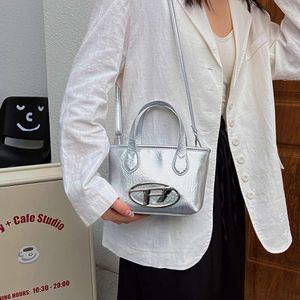 Omuz çantası tasarımcısı% 50 indirim Sıcak marka unisex çantaları yeni moda çanta şık ve çok yönlü crossbody kova popüler omuz