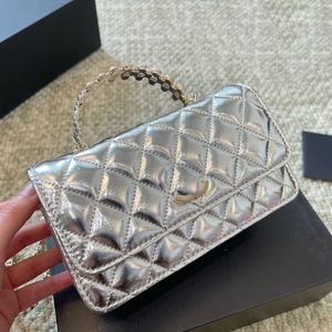 23k Lady Pearls Hand Totes Akkordeon Brieftasche auf Kettenkreuzkörperbeutel Strassverriegelung Gold/Silber Geldbeutel Metall Hardware Matelasse Kette Crossbody Multi -Tasche 19cm