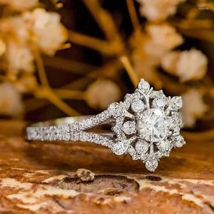 Bröllopsringar Caoshi Brilliant Zirconia Finger Ring Lady Engagement Ceremony Jewelry Delicate Snowflake Form Accessories for Party