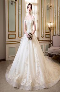 Abiti da sposa glamour con abito da ballo bianco con fiocco di lusso con perline di cristallo al largo della spalla Abito da sposa elegante treno reale6823474