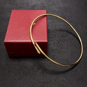 Lyxig kvinnlig halsbandsdesigner hänge halsband titan smycken grossist damer smidig hård ring halsband klassisk nagelborr krage