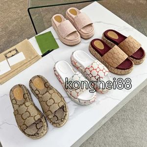 Designer Sandalen bestickte Hausschuhe Sommerjungen und Mädchen gedruckt Sandalen Männer und Frauen Plattform Pantoffeln lässig mehrfarbige Plattformschuhe