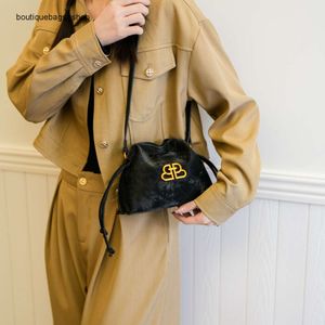 Shoulder Bag Brand Discount Women's Fashionable Style Crossbody Bag Womens New Lingge Versatile Celebrity One Bucket