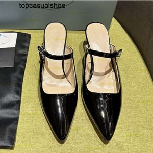 Pradoity Katırları Vintage Siyah Deri Sandal Üçgen Strap Yavru Kedi Topuk Ayakkabı İki Ton Patent Slingback Pompa Elbise Ayakkabı Terozlu Slaytlar