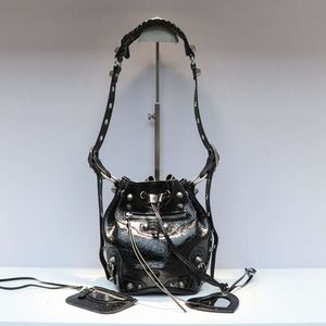 Designer väskor le cagole tre i en nit väska Motorcykel Dark Wind DrawString Bucket Leather Crossbody Shoulder 4326