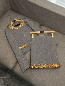 2024 Frühling Einfarbig Strass Gestreiftes Zweiteiliges Kleid Sets Langarm Rundhals Tweed Perlenmantel + Kurzer Rock Set Zweiteilige Anzüge 4M213266