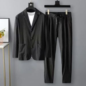 Frühlings Sommermänner Blazer Hosen Langarm Streifen Falten Jacke Kordelzug Casual Anzug Korean Slim Twopize Set 240307