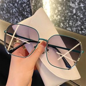 Solglasögon Metal Square Män Kvinnor Överdimensionerad vintage Gradient Sun Eyeglass Ladies Shades Eyewear UV400 Big Frame