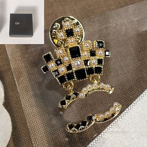 Urok kobiety broszki designerskie broszka broszka krystaliczna perłowa perłowa kod marki z pudełkiem broszka ze stali nierdzewnej Vogue męskie odzież krojona biżuteria biżuteria biżuteria