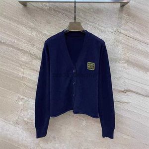 Projektantki Swetery kobiet MIUI Seria Wysoka wersja głęboko niebieska wełniana kurtka z haftowanymi literami na dzianinowym top