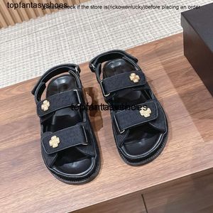 Sandália de couro das mulheres sapatos verão novo 2023 moda versátil sola grossa c casual aberto dedo do pé feminino gancho laço sandálias luxo designer sapatos tamanho 35-41 + caixa