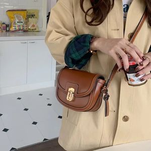 삽입 한국 버전 틈새 디자인 Joygryson Bag 안장 패션 어깨 크로스 바디 가방 지갑 240307