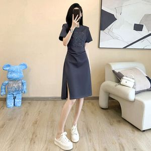 Vestido casual cinza para mulheres no verão, com textura luxuosa e cintura emagrecedora.as mangas da camisola e a saia da camiseta com fenda têm um temperamento francês