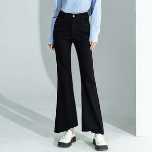 Micro Fleared Jeans för Womens Autumn New 2023 Hög midja Löst passande smal montering av oregelbundna råa breda benblossade byxor
