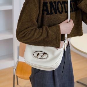 Crossbody väska designer 50% rabatt på populära märke unisex väskor unik struktur underarm för kvinnor i nya trendiga och fashionabla mångsidiga axel crossbody