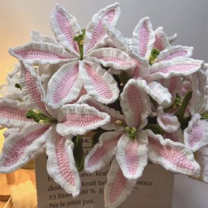 Stickning färdig handgjorda virkade vita liljablommor ullgarn stickprodukter virkning konstgjorda blommor heminredning blommor buketter