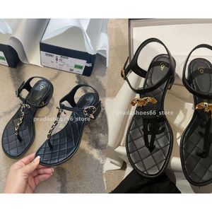 Top New Flats Sandália Mulheres Sapatos Canal 2024 Verão Beach Clip Toe Slides Luxo Marca Designer Flip-Flops Acolchoado Sandálias de Salto Baixo Mulheres Chinelos TN