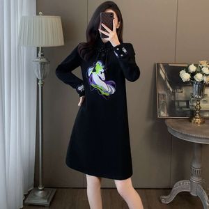 Novo estilo chinês com botões para mulheres na primavera de 2024, novo temperamento sofisticado, tendência de redução de idade, vestido preto