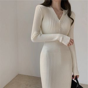 Vintage stickad tröja långärmad klänning Slim bodycon koreansk elegant höst vinterknapp v hals midi kvinna klänning 240315